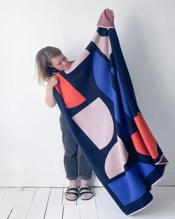 SOPHIE HOME NAVY BRUTEN THROW