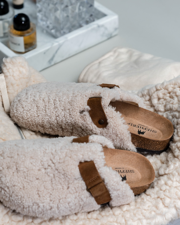 SHEPHERD ROMA SHEEPSKIN SLIDERS IN CREME Barkened