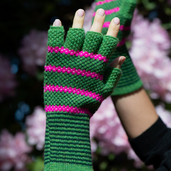 QUINTON CHADWICK TUCK STITCH FINGERLESS GLOVES IN LEAF GREEN AND