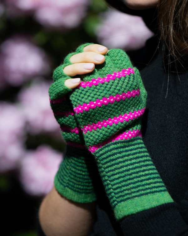 QUINTON CHADWICK TUCK STITCH FINGERLESS GLOVES IN LEAF GREEN AND PINK