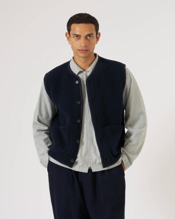 UNIVERSAL WORKS LANCASTER GILET IN NAVY ALVAR FLEECE