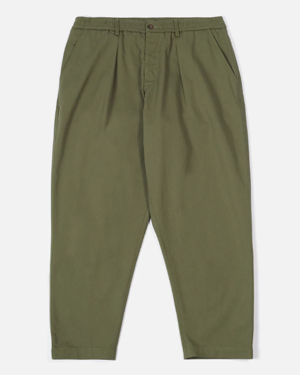 UNIVERSAL WORKS PLEATED TRACK PANT IN LIGHT OLIVE TWILL