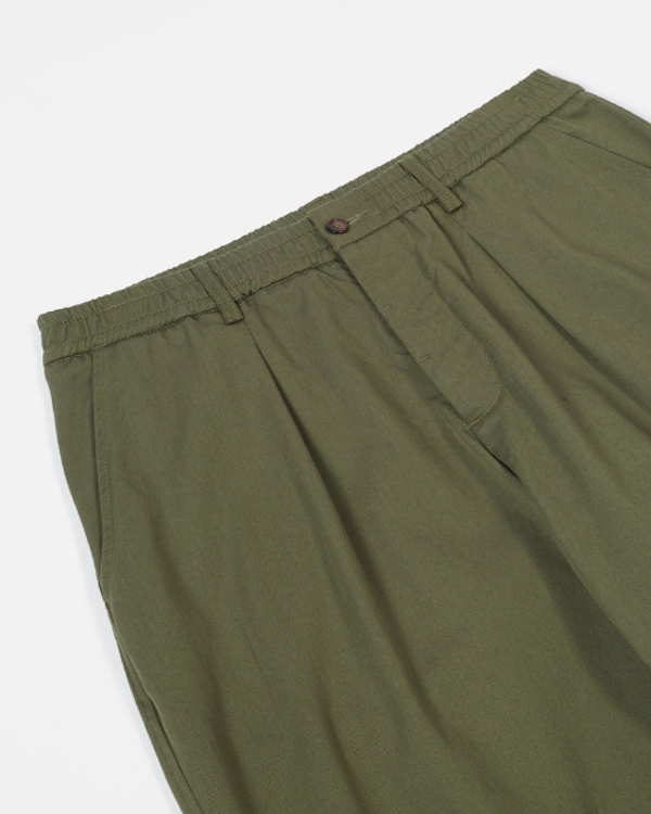 UNIVERSAL WORKS PLEATED TRACK PANT IN LIGHT OLIVE TWILL