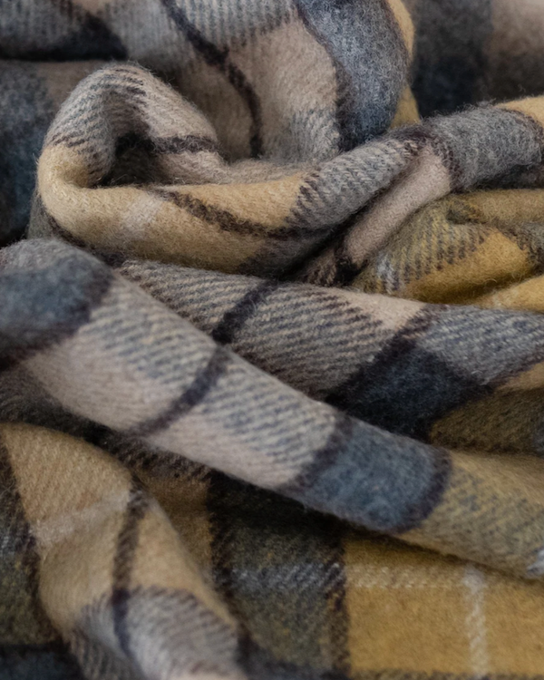 RECYCLED WOOL PET BLANKET IN BUCHANAN NATURAL TARTAN